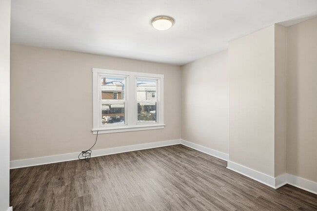 Building Photo - Charming Updated 2BR Home with New Flooring & Rear Porch