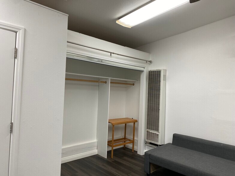 Building Photo - 725 W Sunkist St