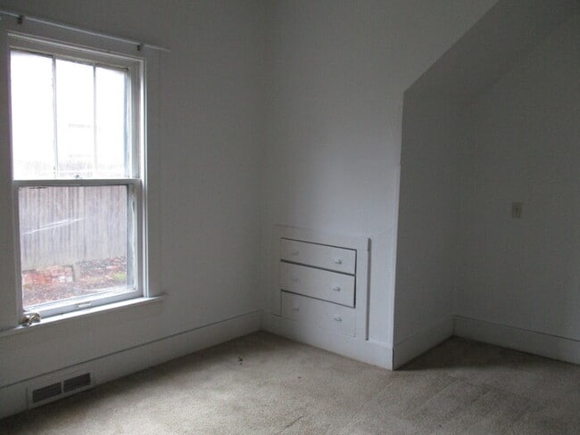 Building Photo - 4 Bedroom, 2 Bath house.