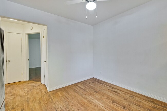 Building Photo - Duplex in Mountain View -  hardwood floors...