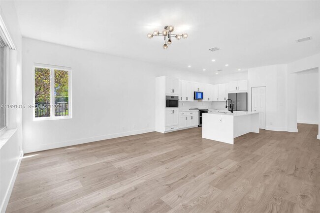 Building Photo - 19381 Stonebrook St