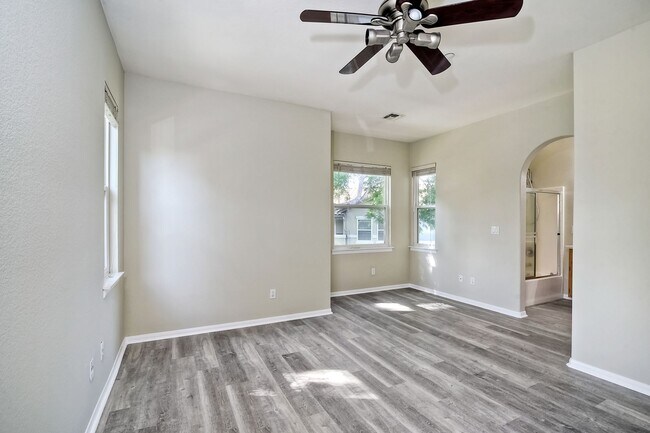 Building Photo - Immaculate Town Home in the Valencia Commu...
