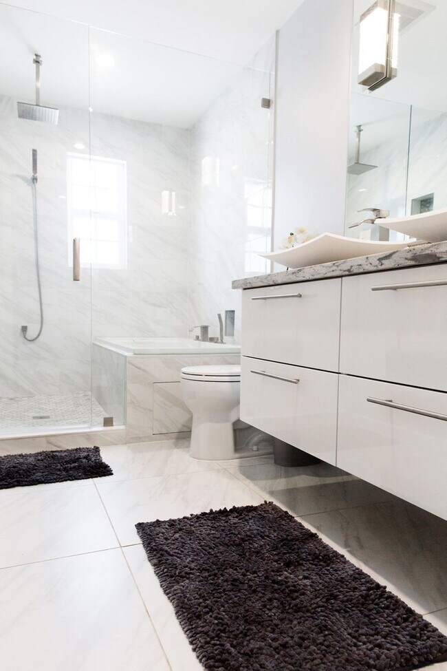 Building Photo - Gorgeous Fully Furnished 3 Bd 2 Bath Vacat...