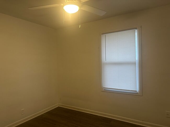 Building Photo - 3 bed 1 bath home steps from schools