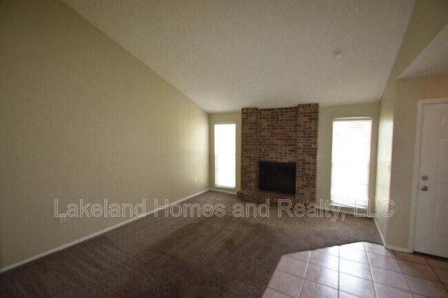 Building Photo - 1204 Honeytree Ln W