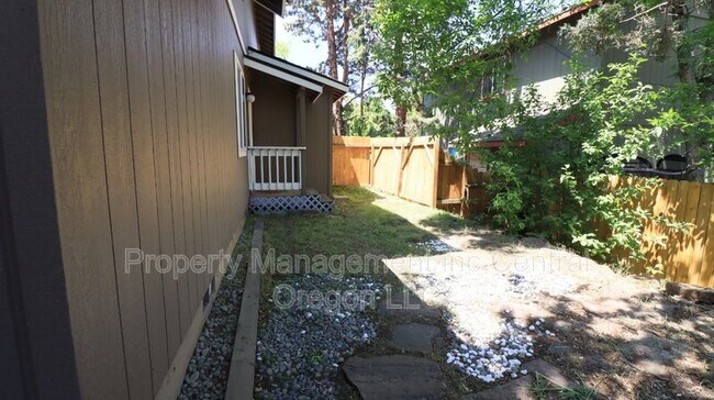 Building Photo - 2010 NE Full Moon Dr
