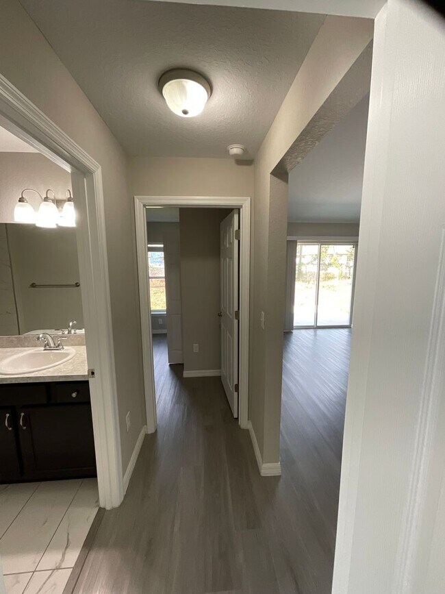 Building Photo - Custom Home - Desirable SE Ocala Neighborhood 3/2/2 **Won't Last**