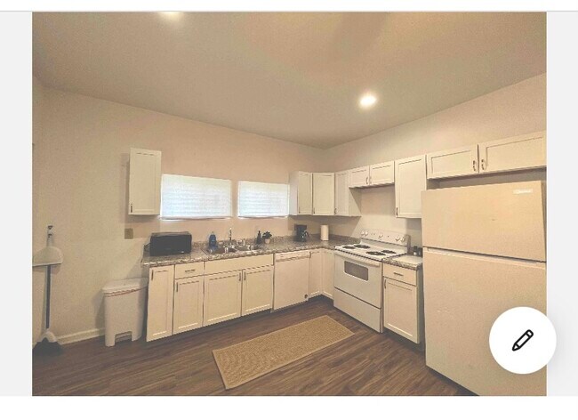 Building Photo - 3504 E 10th St