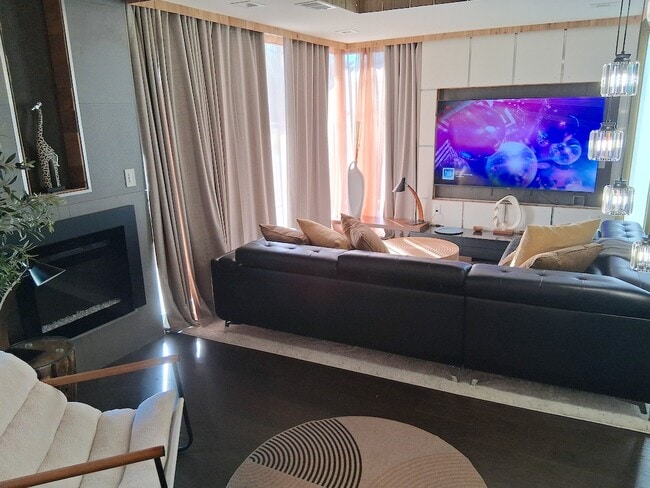 Building Photo - 603 38th St W