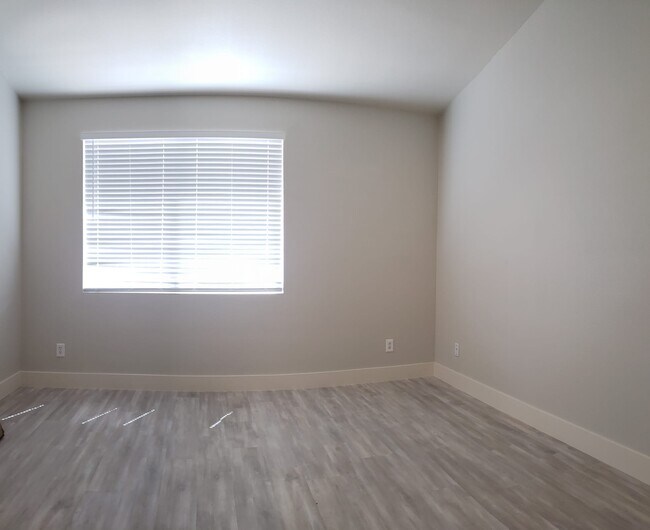 Building Photo - 198 Crown Imperial St