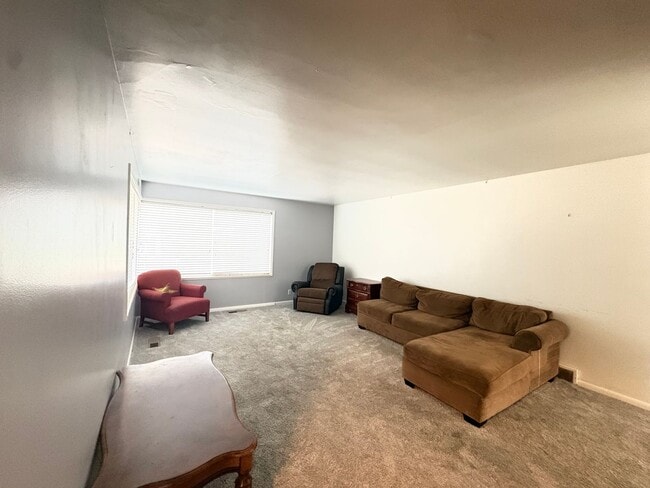 Building Photo - 437 Circleway Dr