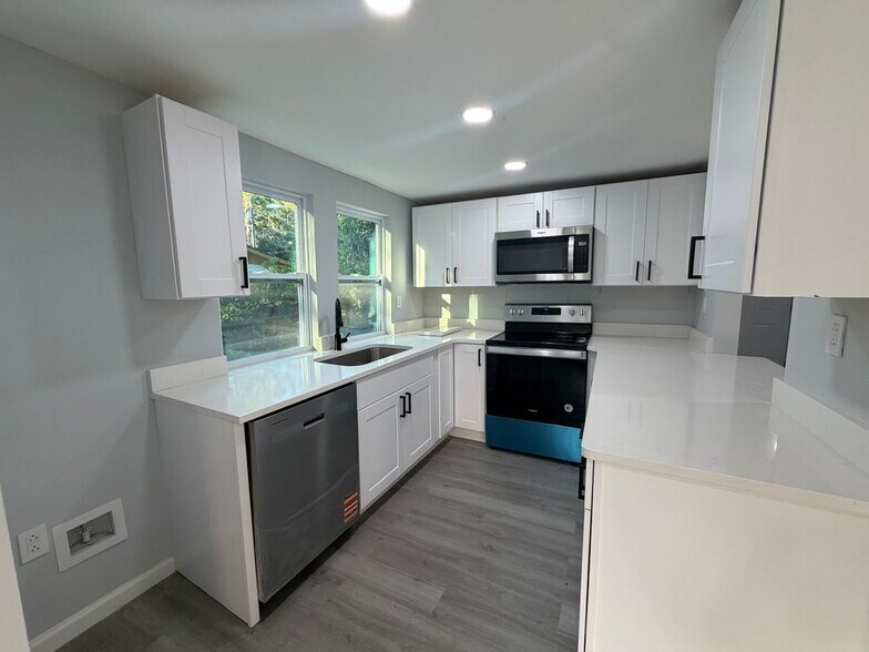 Building Photo - 407 NE 19th Dr