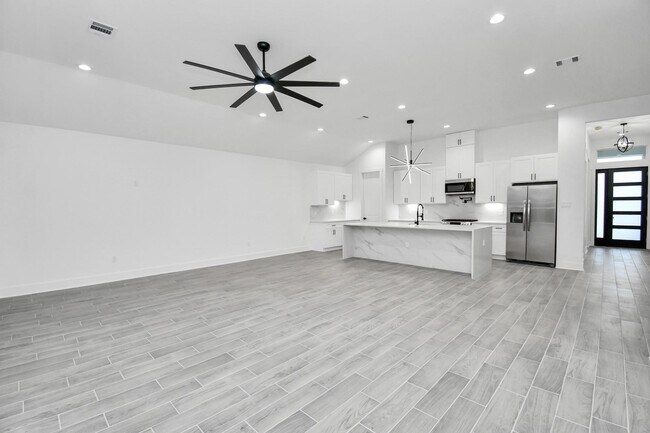 Building Photo - 519 Lovers Ln