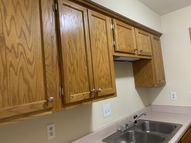 Kitchen, 3 - 420 Walton Ln