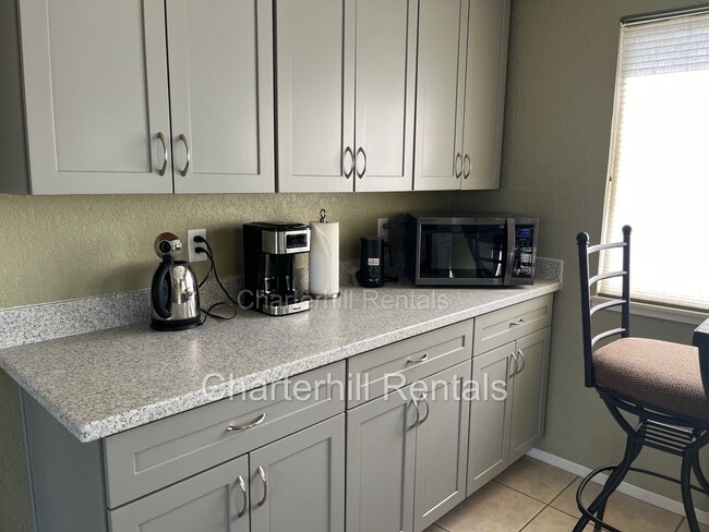 Building Photo - Lovely home on large lot down a private la...