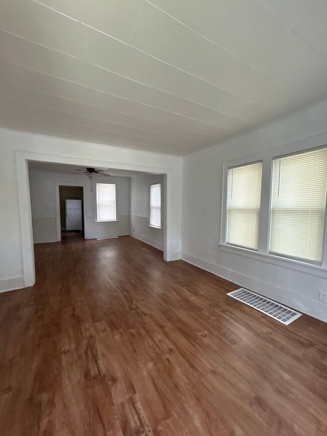 Building Photo - Charming 2-Bedroom, 1-Bathroom Home with B...