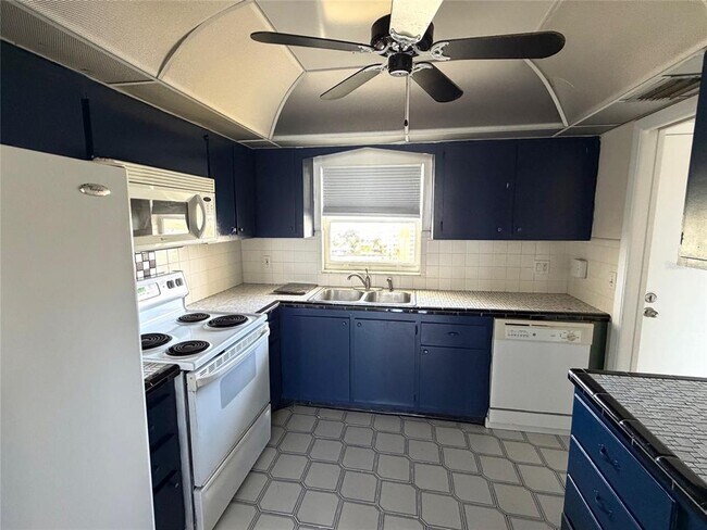 Building Photo - 4775 Cove Cir