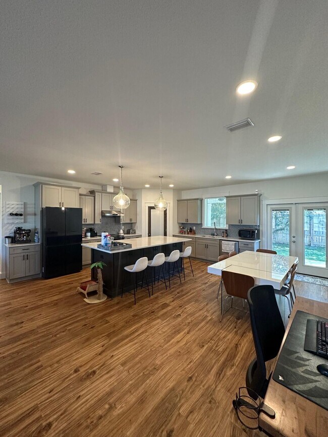 Building Photo - 4819 Whitewood Rd