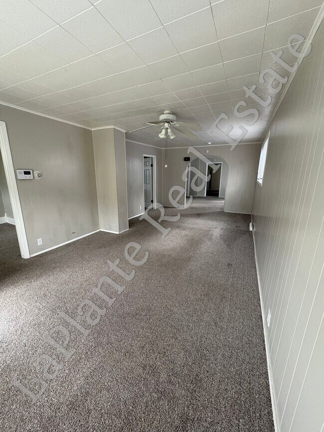Building Photo - Welcome to this Charming 3-Bedroom Home Ne...
