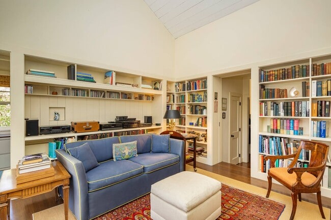 Building Photo - 27 Horseshoe Dr N