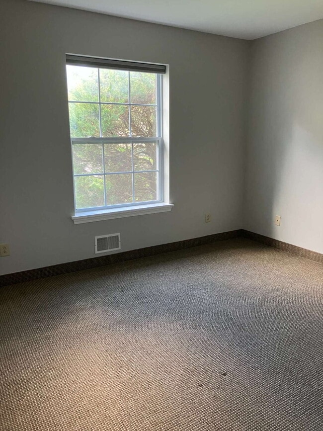 Building Photo - 2 Bedroom Townhome in Fairport Available October 1!