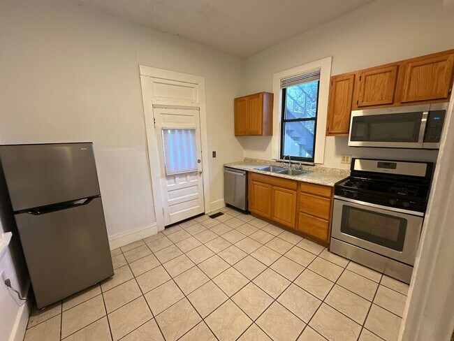 Building Photo - King Ave 225-229 NCR