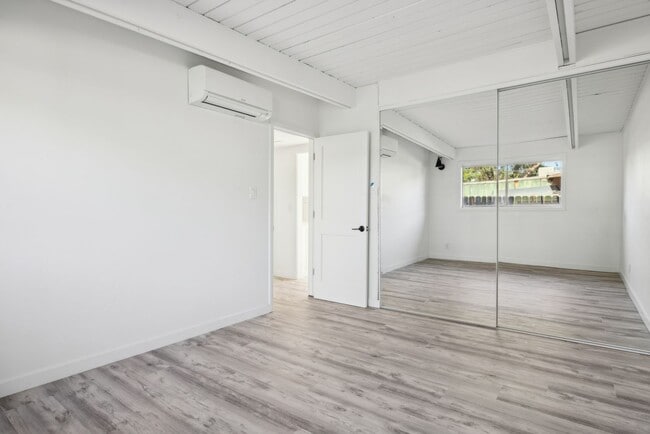 Building Photo - Creston Dr. Duplex