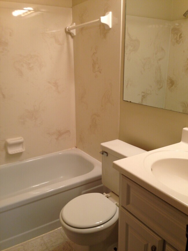 Bath - 161 Hubbard W Ave