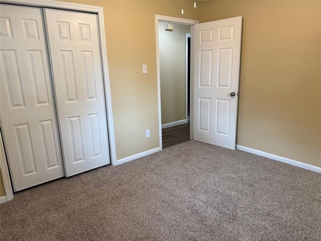 Building Photo - 200 Shadow Oaks Dr