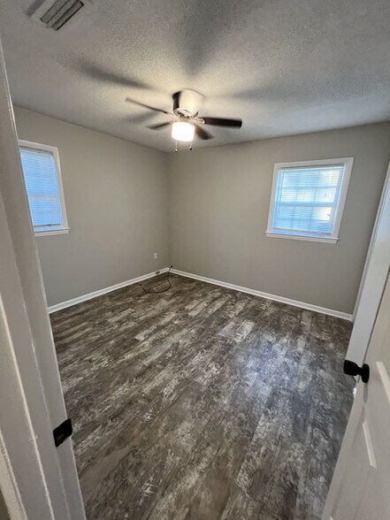 Building Photo - 4003 Camellia Dr