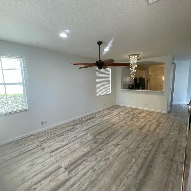 Building Photo - 642 Castle Dr