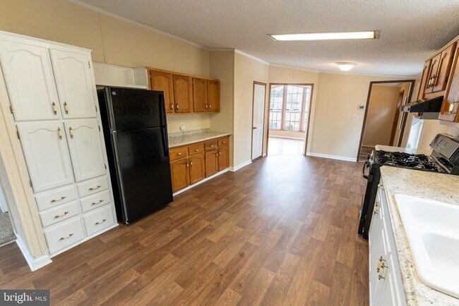 Building Photo - 1205 W 6th St