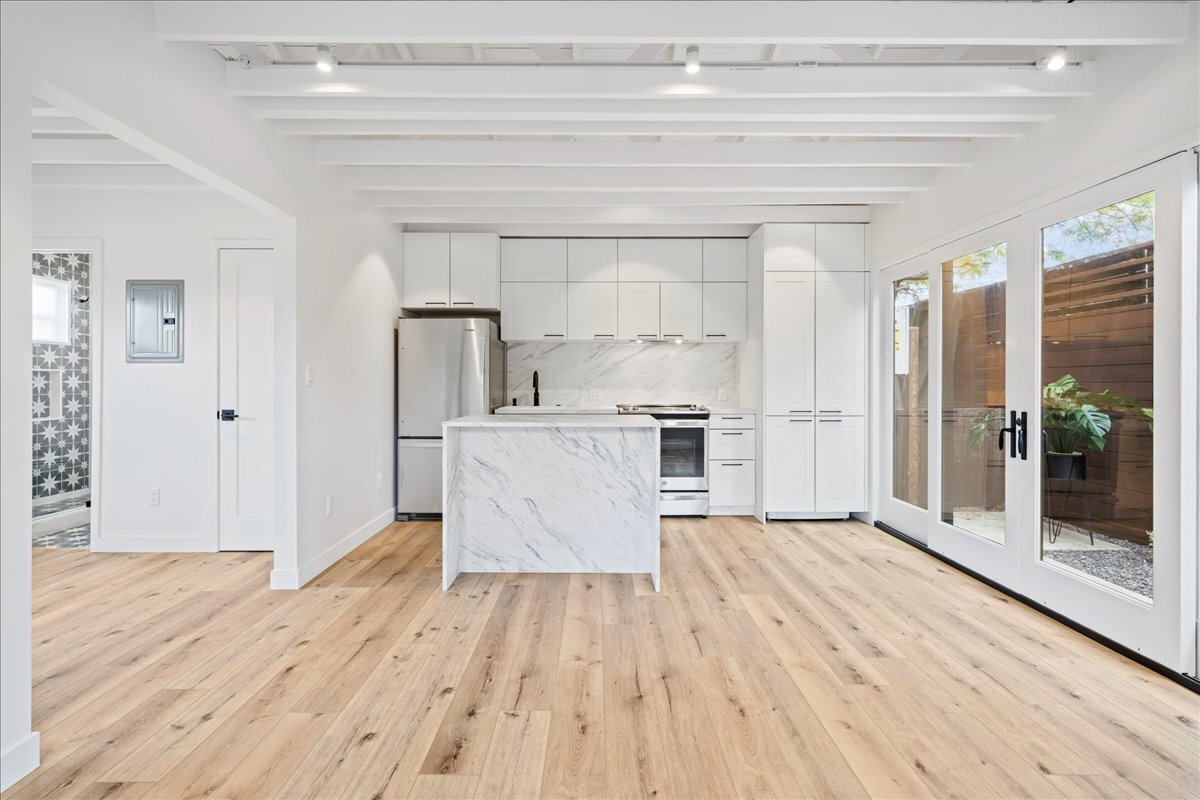 Living toward island - 4027 Moore St