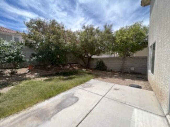 Building Photo - LARGE Spacious 5 Bedroom Single Family Home!!