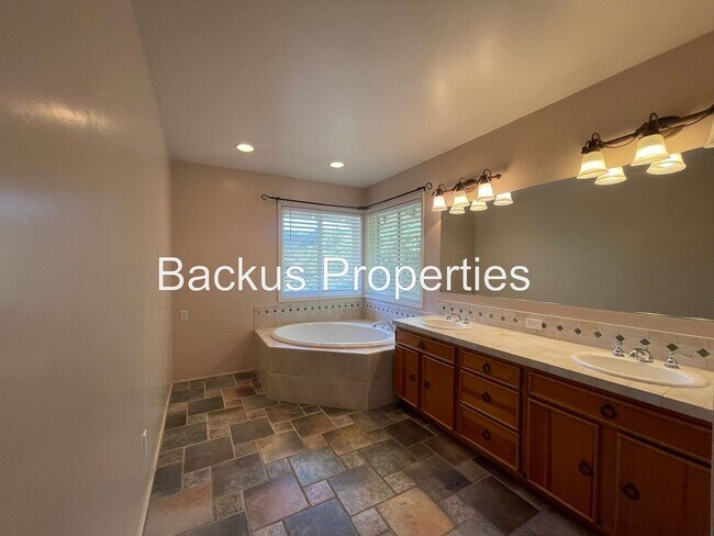 Building Photo - Beautiful home in the Heart of Monterey