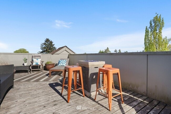 Building Photo - 1633b California Ave SW