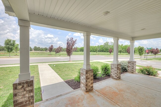 Building Photo - 531 Swanholme Dr