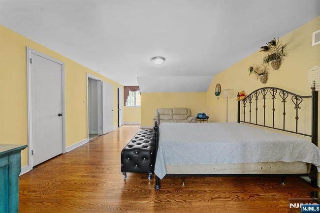 Building Photo - 328 W Ridgewood Ave