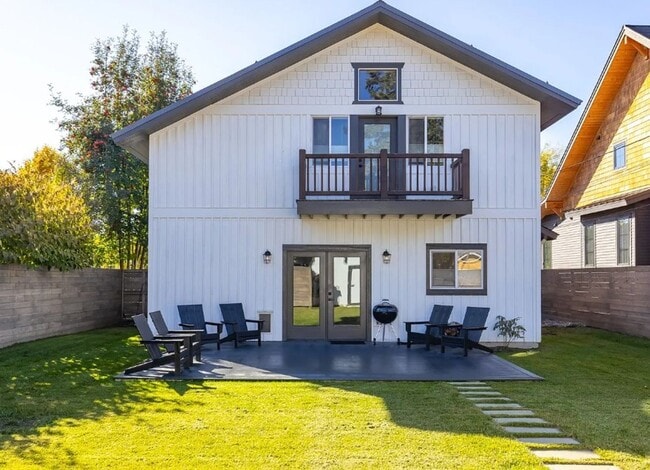 Building Photo - 4 Bed, 2 Bath, Fully Furnished, 2 Level Home, Fenced Yard