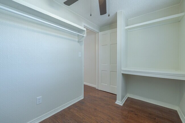 Building Photo - Beautiful Tech Terrace Home! Full of Chara...