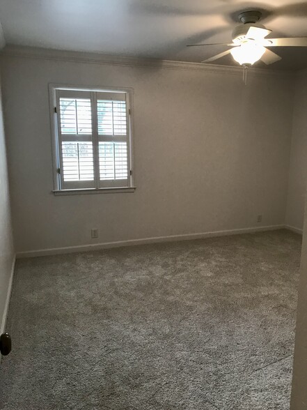 Carpeted bedrooms - 21 Vaughns Gap Rd