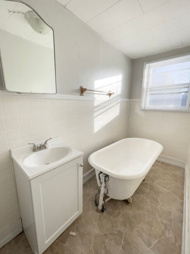 Building Photo - Downtown Home with fence and nice updates and clawfoot tub