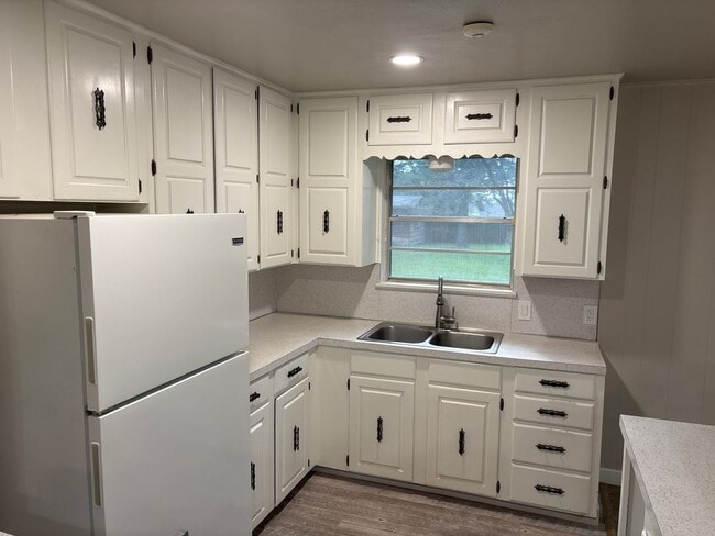 Building Photo - Freshly Updated & Ready For You!