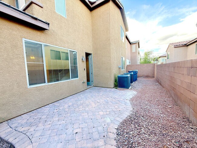 Building Photo - Beautiful 3 bedroom 2.5 bath Home in Provi...