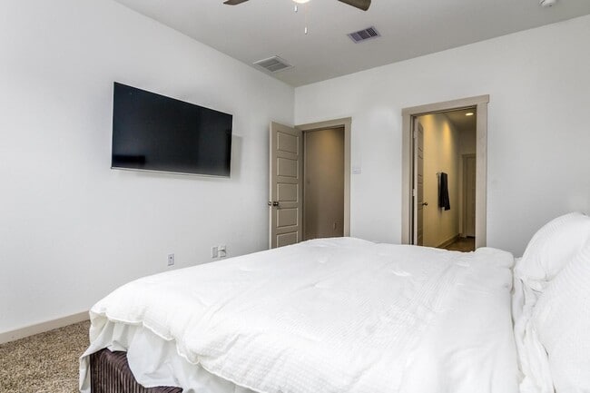 Building Photo - 12832 Barnsbury Ln