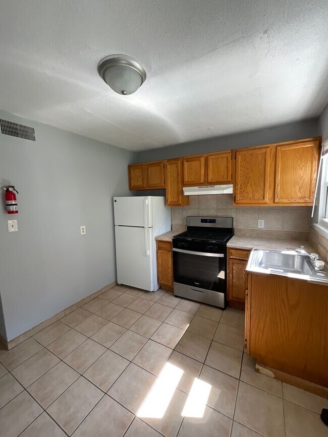 Building Photo - Absolutely Adorable two bedroom is move in ready!