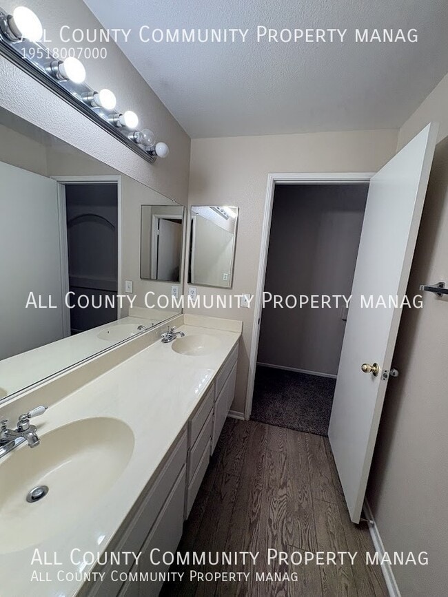 Building Photo - 39862 De Vendome Ct