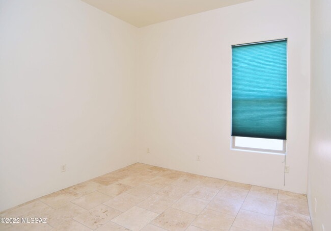 Building Photo - 12866 N High Hawk Dr