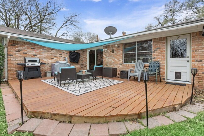 Building Photo - Charming Oak-Shaded Retreat in Woodway’s Coveted Bird Streets with Versatile Living Spaces & Work...