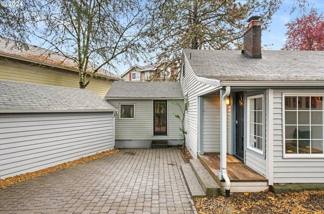 Building Photo - 2510 SW Hume Ct